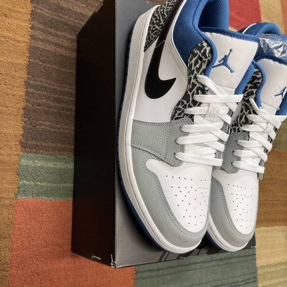 Athletic shoes - Picture 3 of 5